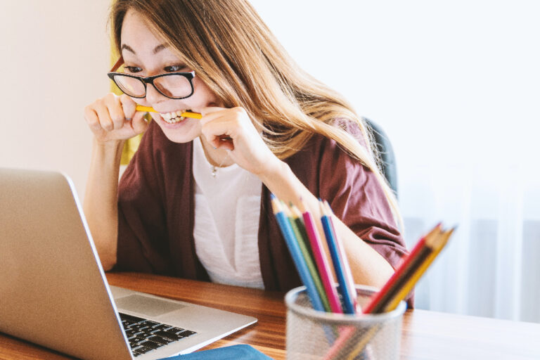 Des seringues, du sang… et des prêts étudiants : Bienvenue dans le monde palpitant de l’infirmier(ère) endetté(e) !